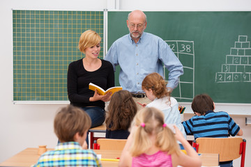 lehrer und referendarin im unterricht