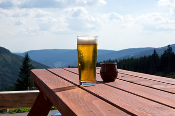 Bierglas vor blauem Himmel