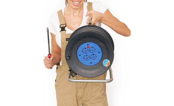 Heimwerker mit Kabeltrommel