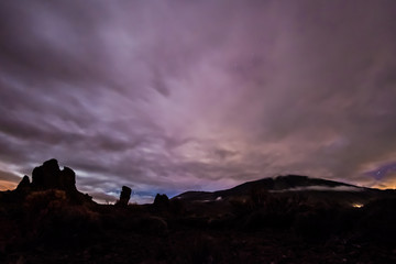 Roques de Garcia und Vulkan Teide auf Teneriffa bei Nacht
