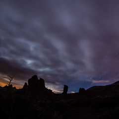 Roques de Garcia und Vulkan Teide auf Teneriffa bei Nacht