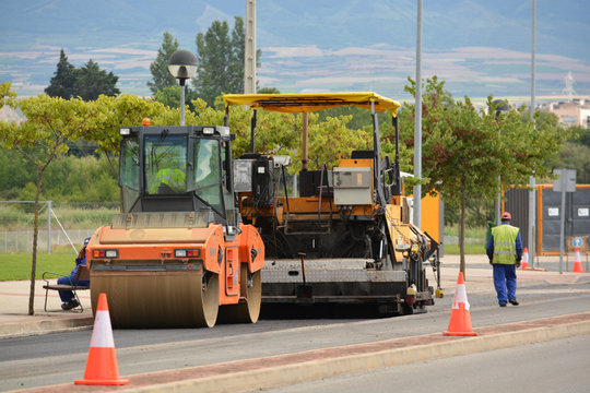 maquinas trabajando en el asfaltado de una calle