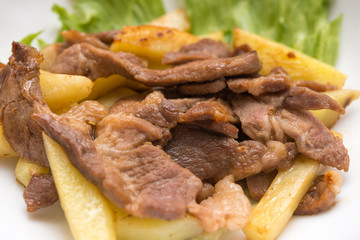 肉料理 牛肉 ポテト 白背景