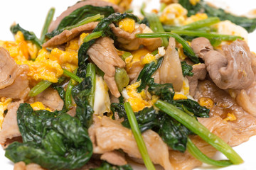 スクランブルエッグ 肉料理 牛肉 タマゴ ホウレン草 白背景