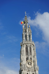 Fototapeta na wymiar Kirchturm mit Nationalflagge