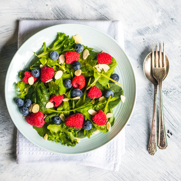 Green salad with berries and almonds