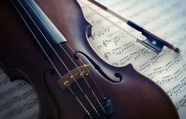 Fototapeta na wymiar Violine mit Notenblatt