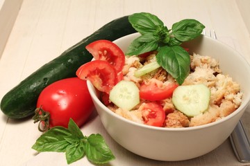Panzanella, tipico piatto povero toscano con pane e verdure