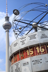 Obraz premium Weltzeituhr mit Fernsehturm am Berliner Alexanderplatz