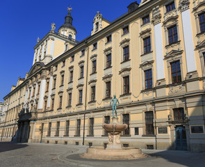 Fototapeta na wymiar Wrocław - Uniwersytet - Fontanna - Zabytkowa architektura