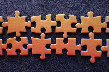 Piezas De Puzzle Sobre Fondo Oscuro