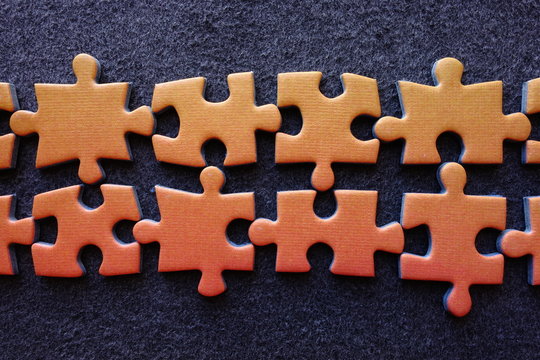 Piezas De Puzzle Sobre Fondo Oscuro
