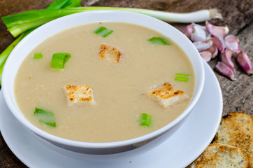 Soup garlic with toasted croutons