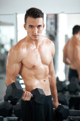 Obraz premium man doing exercises dumbbell bicep muscles