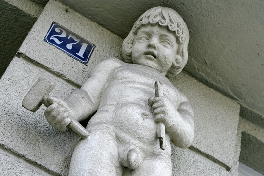 Putte mit Hammer