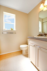 Fototapeta na wymiar Creamy warm bathroom interior
