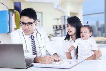 Fototapeta premium Male pediatrician and his patient