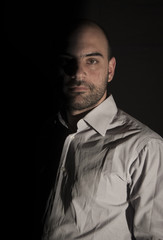 Fototapeta premium Giovane uomo su fondo nero