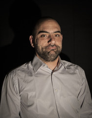 Fototapeta premium Giovane uomo su fondo nero