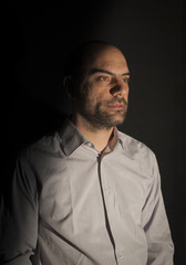Fototapeta premium Giovane uomo su fondo nero