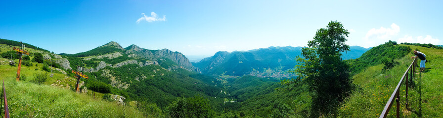 Fototapeta na wymiar Berg Panorama mit Sonnenschein und blauem Himmel