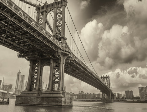 Cloudy evening in New York with Manhattan Bridge side view and c © jovannig