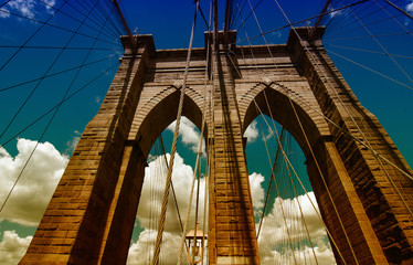 Fototapeta premium Powerful structure of Brooklyn Bridge Center Pylon on a beautifu