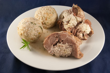 Gefüllte Gänsekeule mit Petersilienknödel