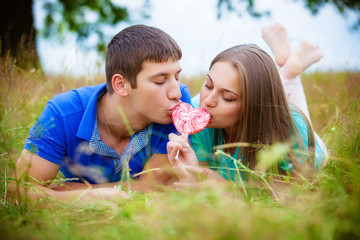 Obraz premium Romantic couple relaxing in field