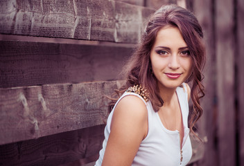 Naklejka premium pretty lady portrait at old fence