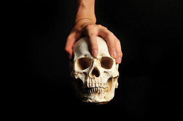 ドクロと人間の手