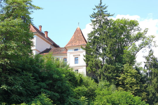 Das Schloss Grei&szlig;enegg im gleichnamigen Park in Voitsberg
