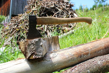 Axt auf einem Stück Holz nach dem Holz hacken