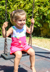 Bambina sull'altalena