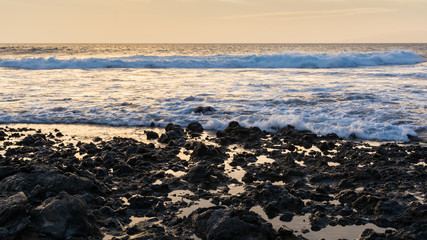 Abenddämmerung an der Küste von La Caleta auf Teneriffa