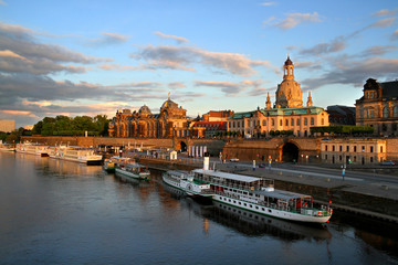 Dresden Brühlsche Terrasse mit Dampferanlegestelle am Abend