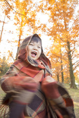 笑顔の子供と秋の風景