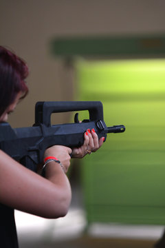 femmes guerre armes