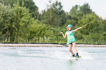 Wassersportleerin mit Zeige-Geste