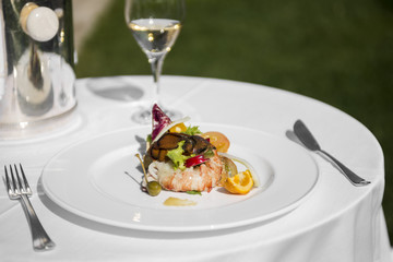 portata di pesce con vino bianco