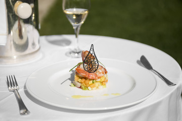portata di pesce con vino bianco