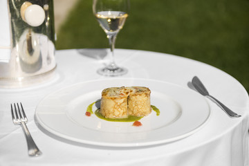 portata di pesce con vino bianco