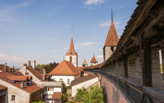 Murten, Altstadt, historische Ringmauer, Kirche, Schweiz © bill_17