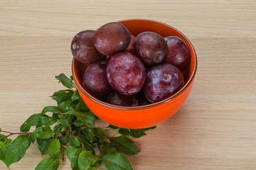 Plums in the bowl
