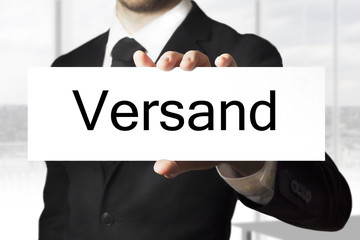 kaufmann hält schild Versand