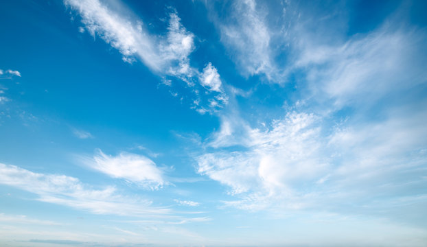 Fototapeta Fototapeta Błękitne niebo z pierzastymi chmurami na zamówienie