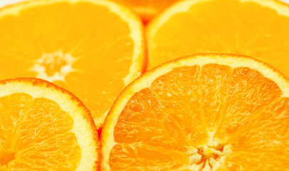 Rodajas de naranja sobre fondo blanco