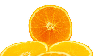 Rodajas de naranja sobre fondo blanco