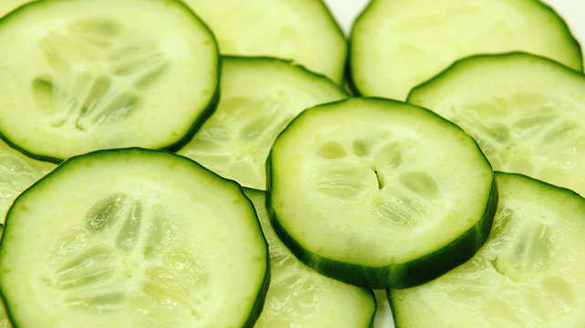 Rodajas de pepino sobre fondo blanco