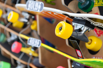 Skateboard in vendita su uno scaffale